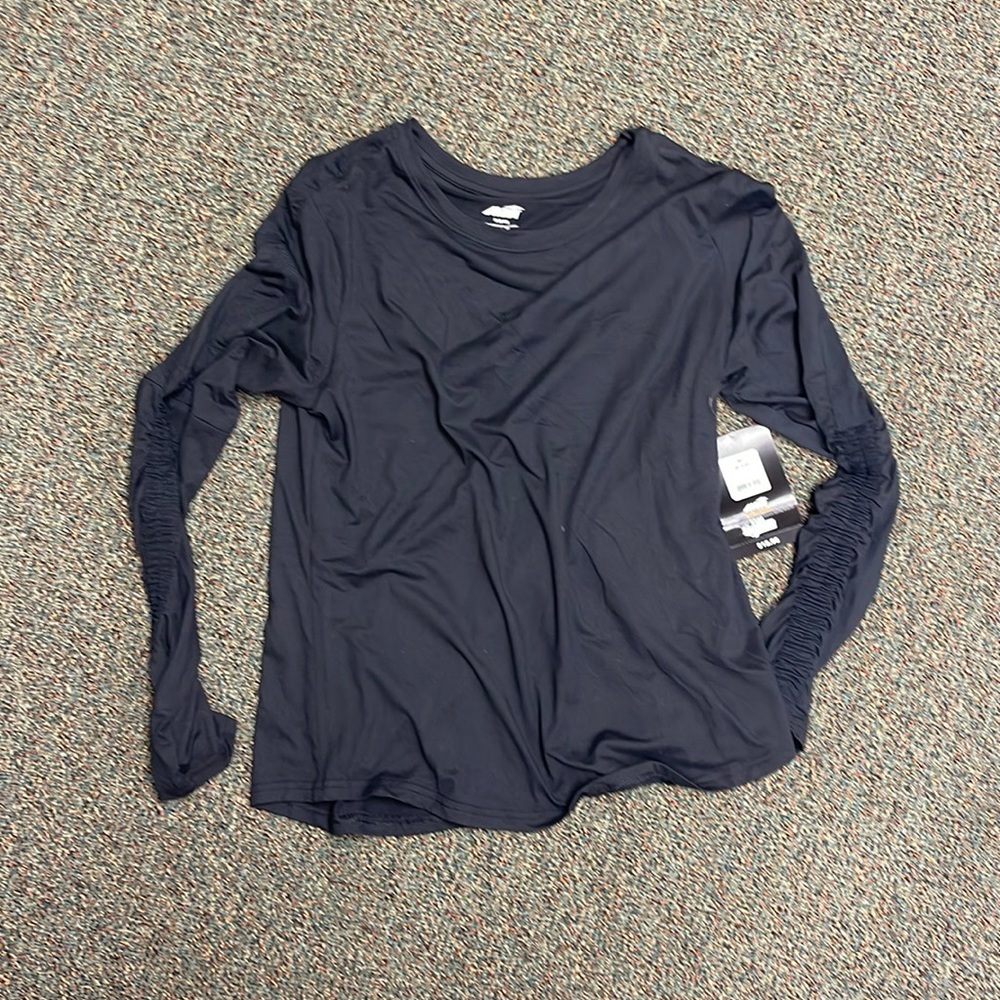 Woman’s athletic top. Ruched sleeves.